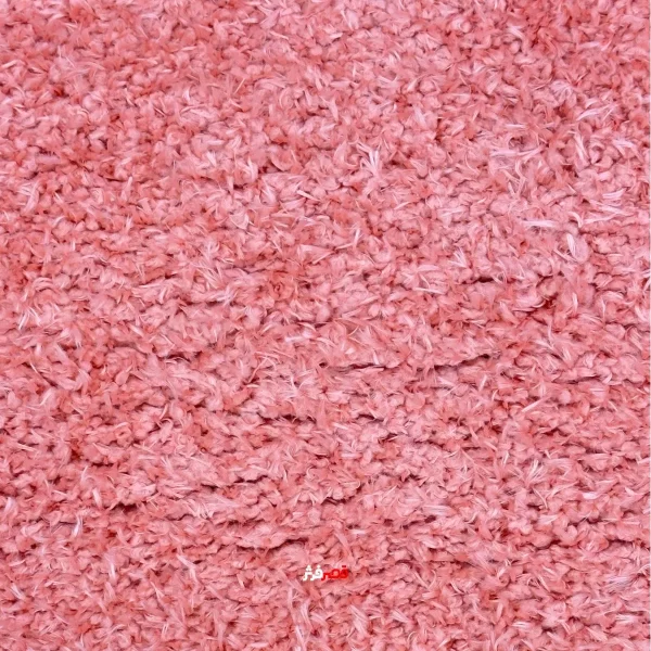 نمای نزدیک فرش ماشینی شگی مدل فلوکاتی کد1.00050زمینه صورتی