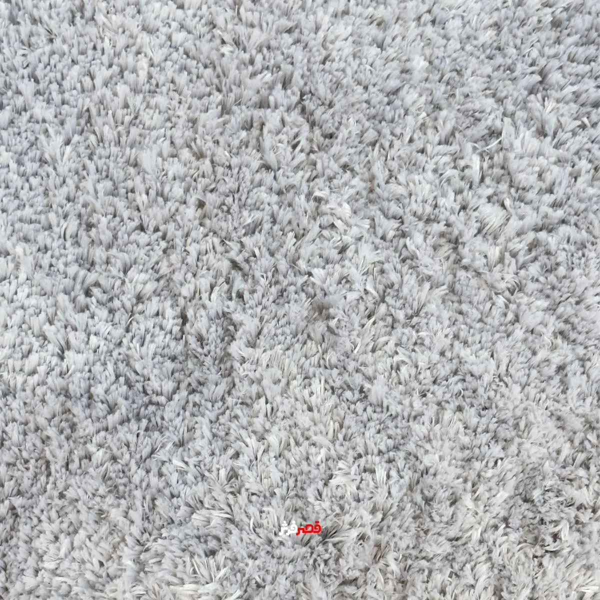 نمای نزدیک فرش ماشینی شگی مدل ماسکو کد 1.00052 زمینه طوسی موشی