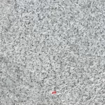 نمای نزدیک فرش ماشینی شگی مدل فلوکاتی کد 1.00055 زمینه طوسی موشی