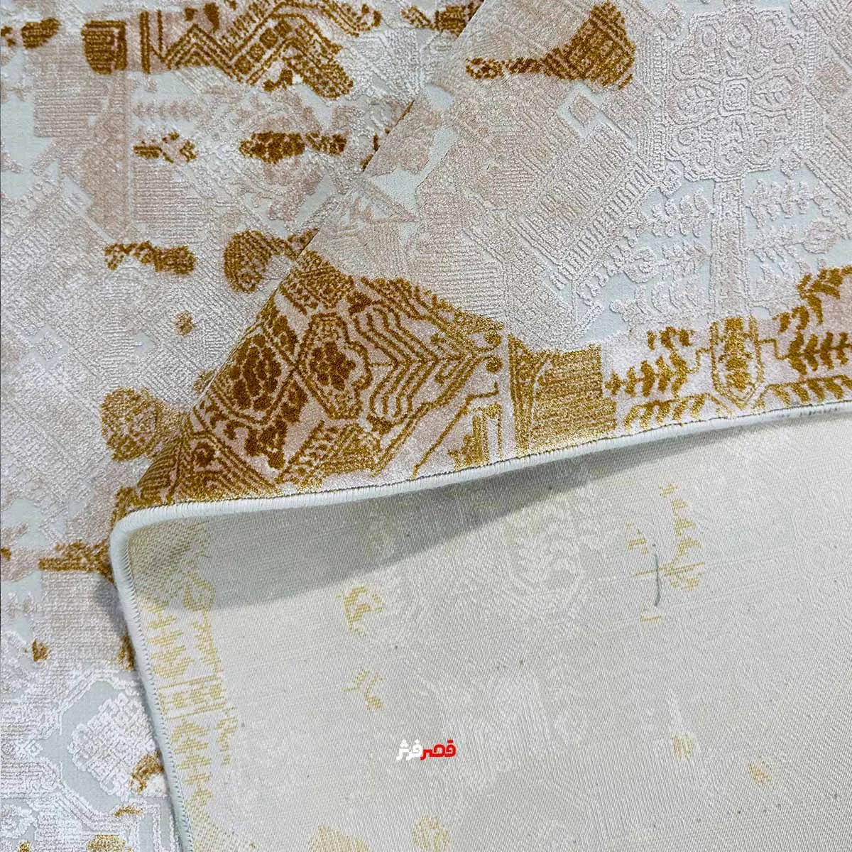 نمای تا شده فرش ماشینی کالیستو کد 1.00076 زمینه کرم طلایی