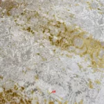 نمای دقیق فرش ماشینی الماس کویر کلکسیون ورسای کد 1.00074 زمینه گردویی طلایی