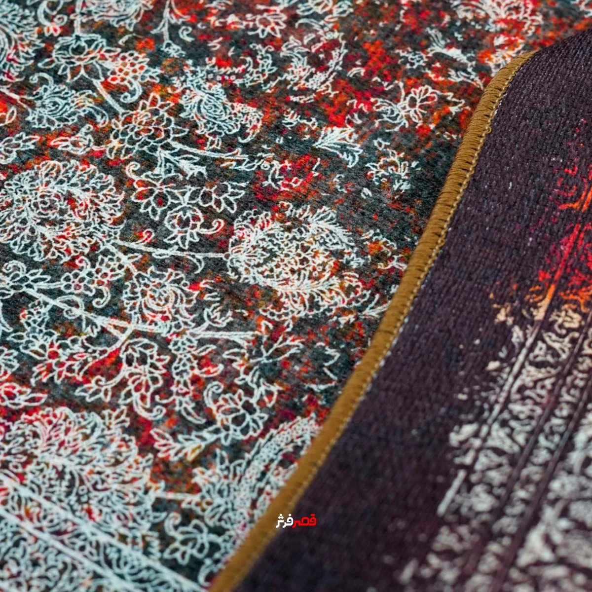 نمای کنار قالیچه ماشینی دورو 1.00116 زمینه قرمز